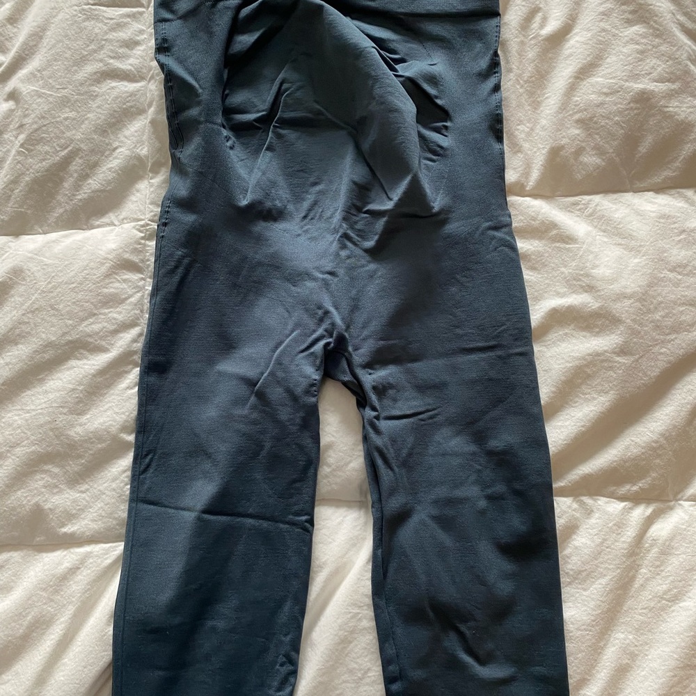 Blanqi maternity leggings in size M, blue.